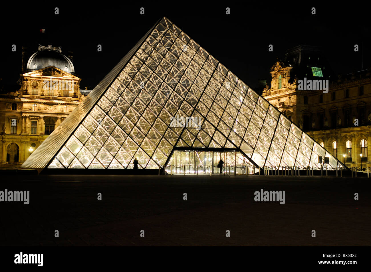 La Piramide al di fuori del Louvre Gallery di notte Foto Stock