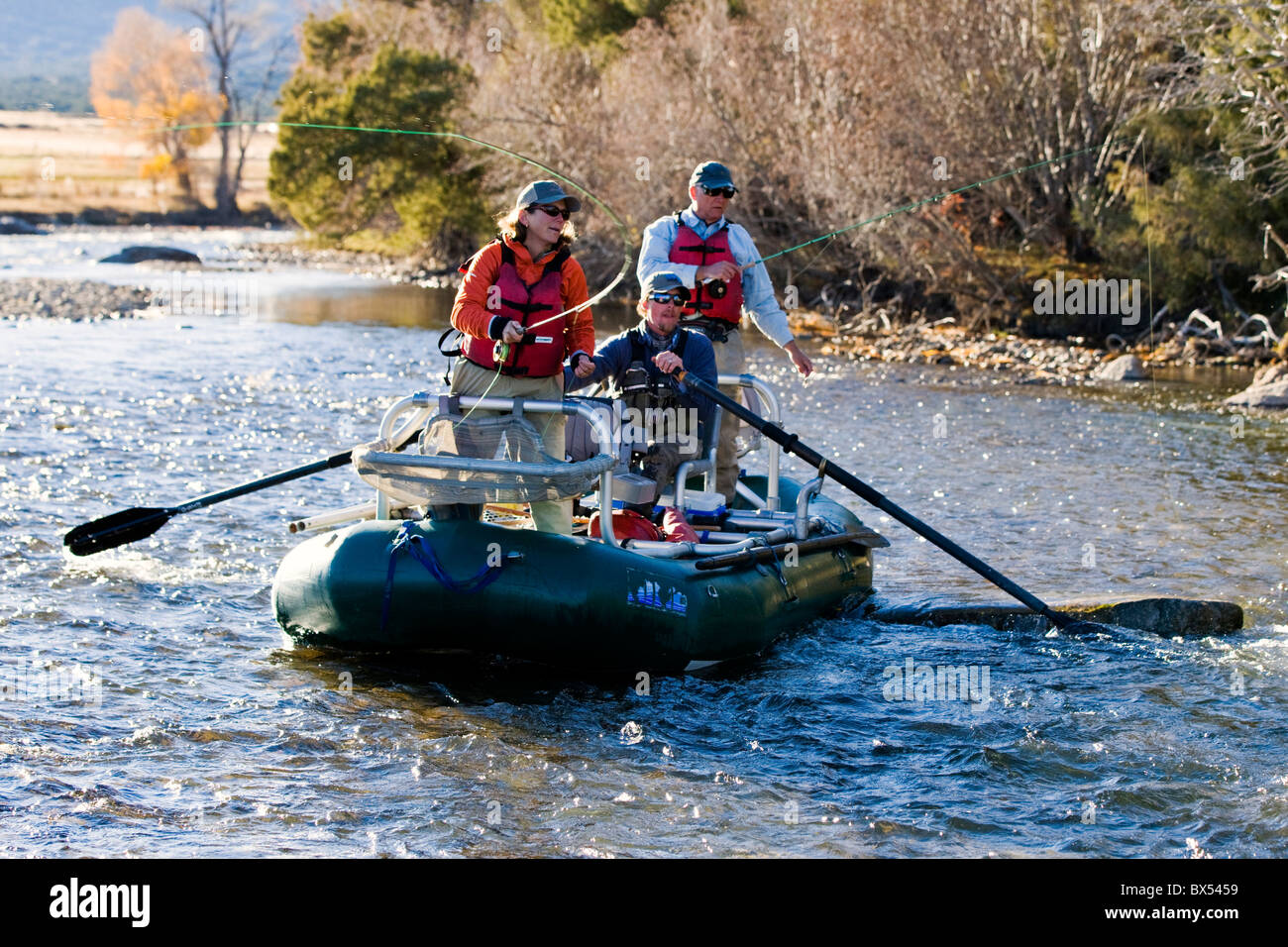 Coppia sposata e guida professionale di Pesca a Mosca Report di Pesca da una barca sul fiume Arkansas, vicino Salida, Colorado, STATI UNITI D'AMERICA Foto Stock