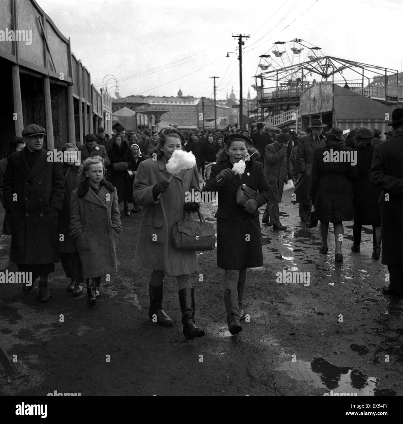 Praga 1947. San Matteo fiera. Visitatori enkoy caramella di cotone. CTK Vintage foto Foto Stock