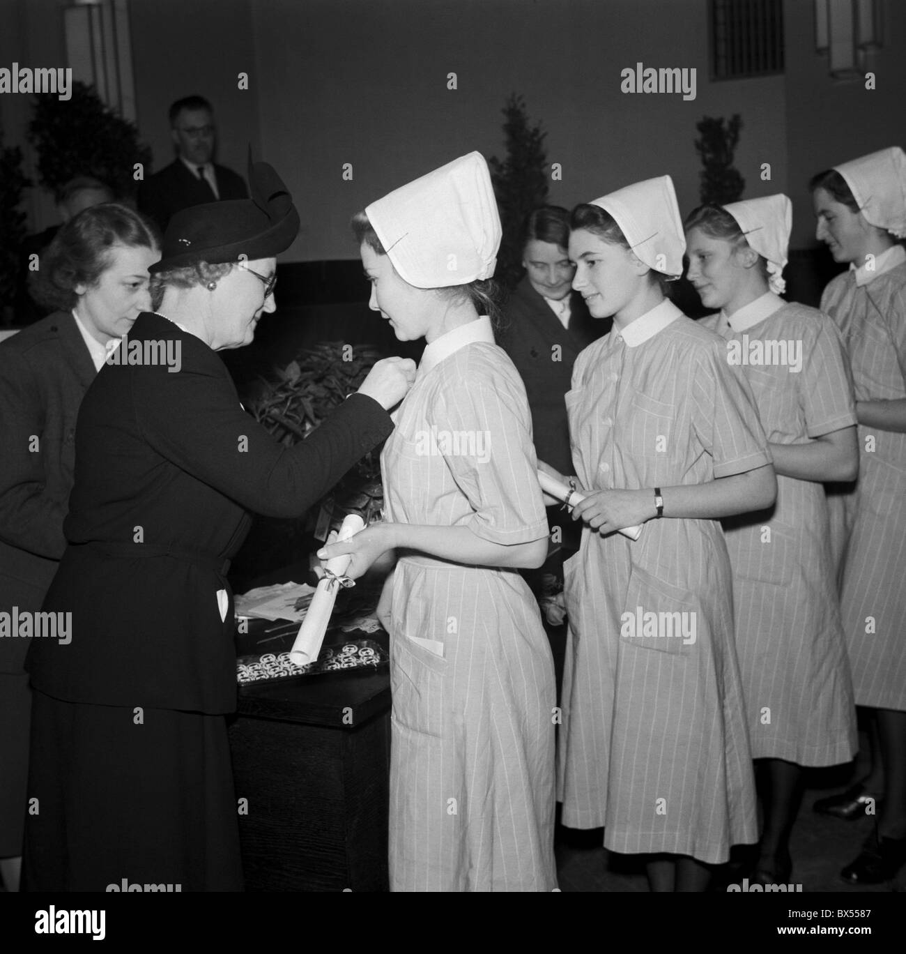 Praga, Presidente BenesÂ la moglie, first lady Hana Benesova, decora infermieri durante la cerimonia di laurea. CTK Vintage foto Foto Stock