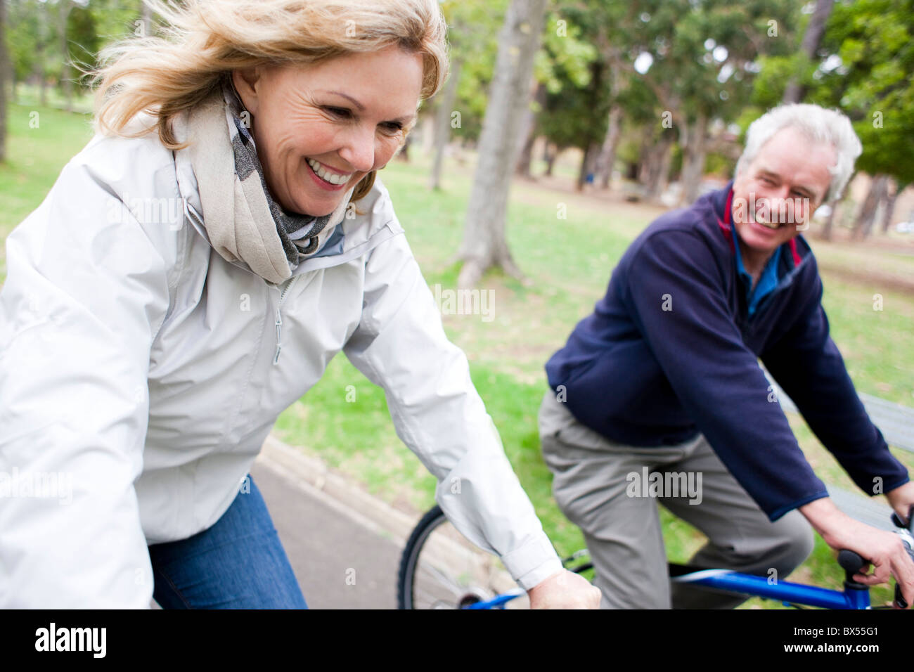 Coppia senior escursioni in bicicletta Foto Stock