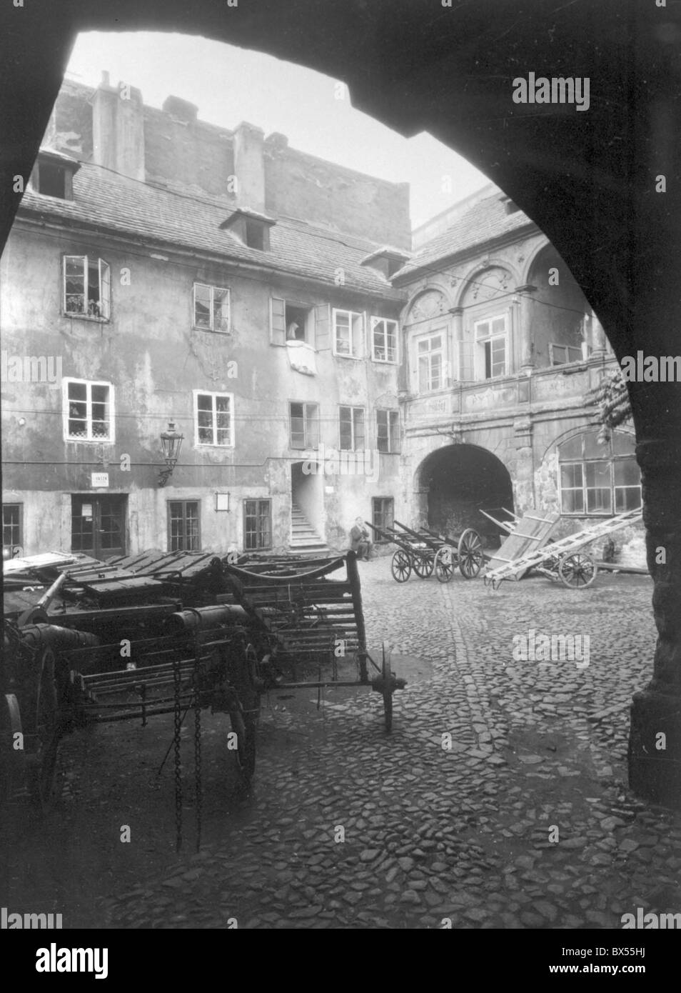 Praga 1934, vintage fotografia del pittoresco cortile con carretti a mano. Foto Stock