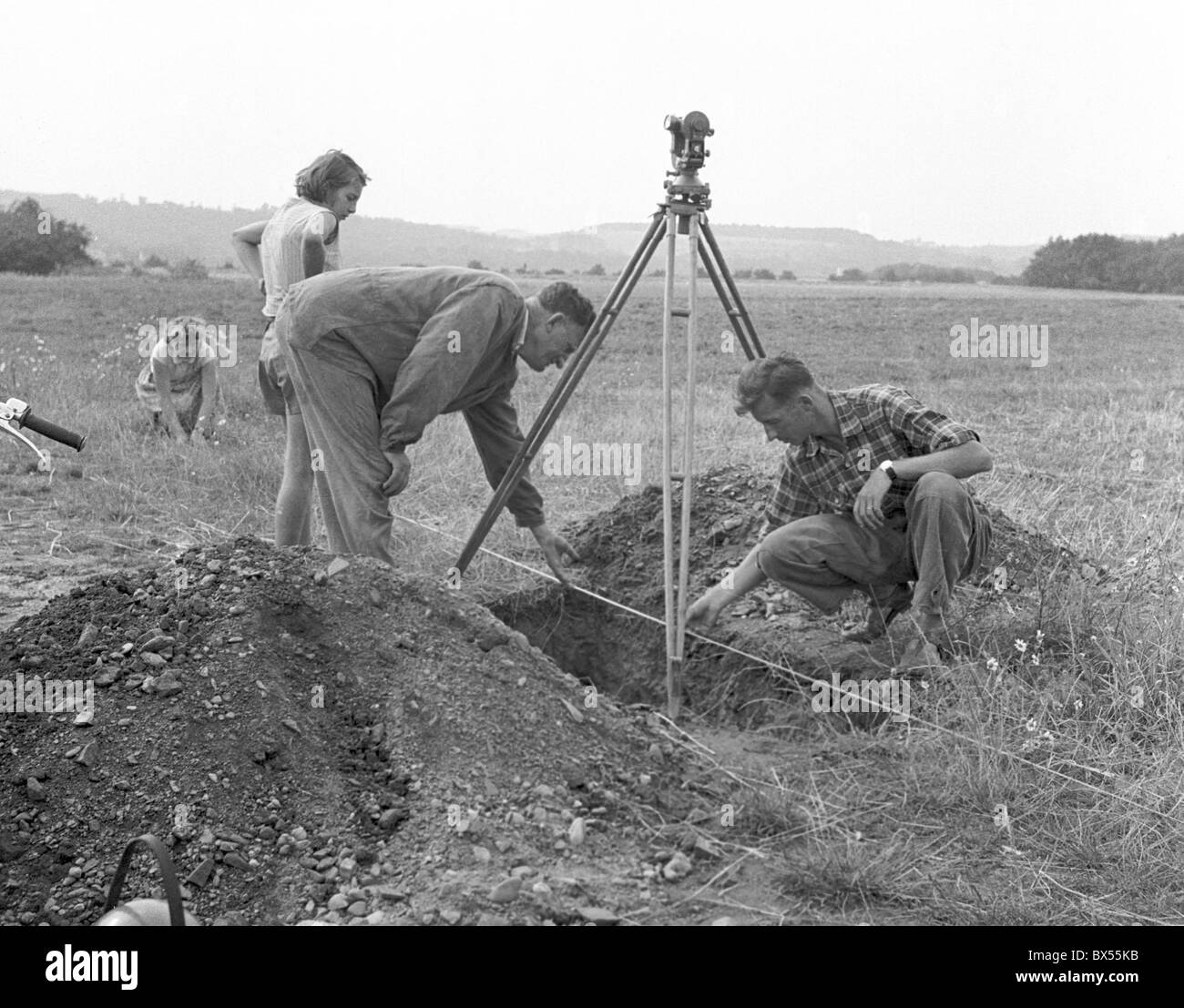 Geometri con transit sparare il sito per la futura fabbrica chimica. Kralupy, Cecoslovacchia 1958. (CTK Svarz foto) Foto Stock