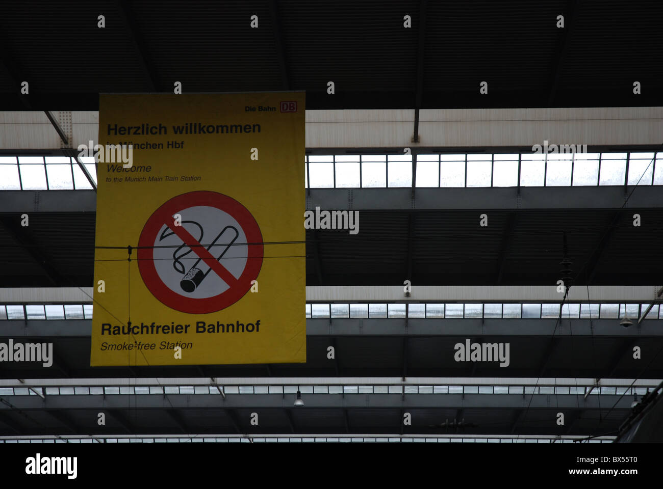 Vietato fumare presso la stazione principale di Monaco Foto Stock