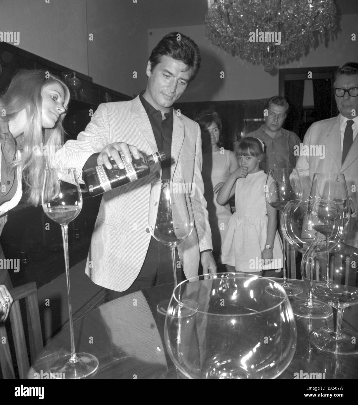 Pierre Brice, attore di cinema, festival, Karlovy Vary, gigante vetro del vino Foto Stock
