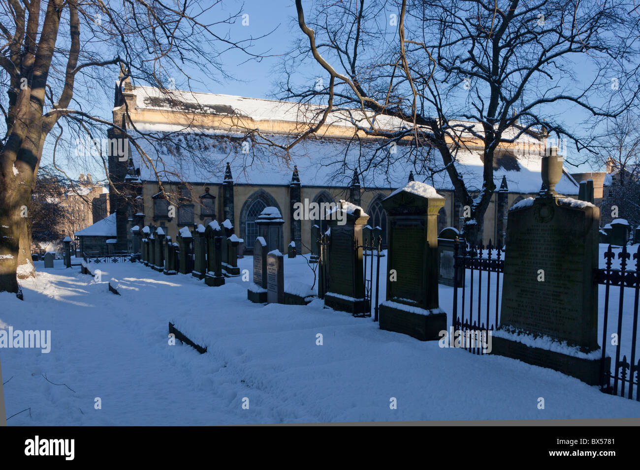 Greyfriars Kirk cimitero nella neve, Edimburgo, Scozia Foto Stock