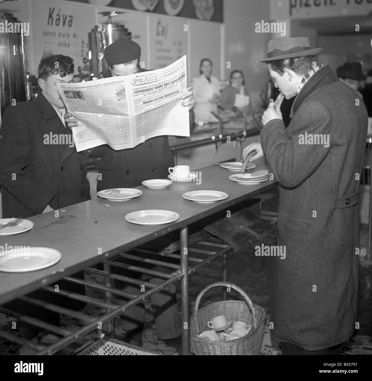 Praga durante il turbolento 1948 putsch, buffet Foto Stock