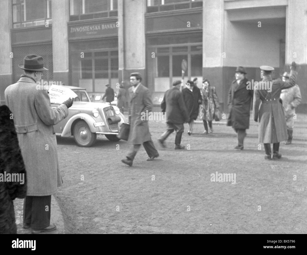 Praga durante il turbolento 1948 putsch, strada tranquilla, la propaganda Foto Stock