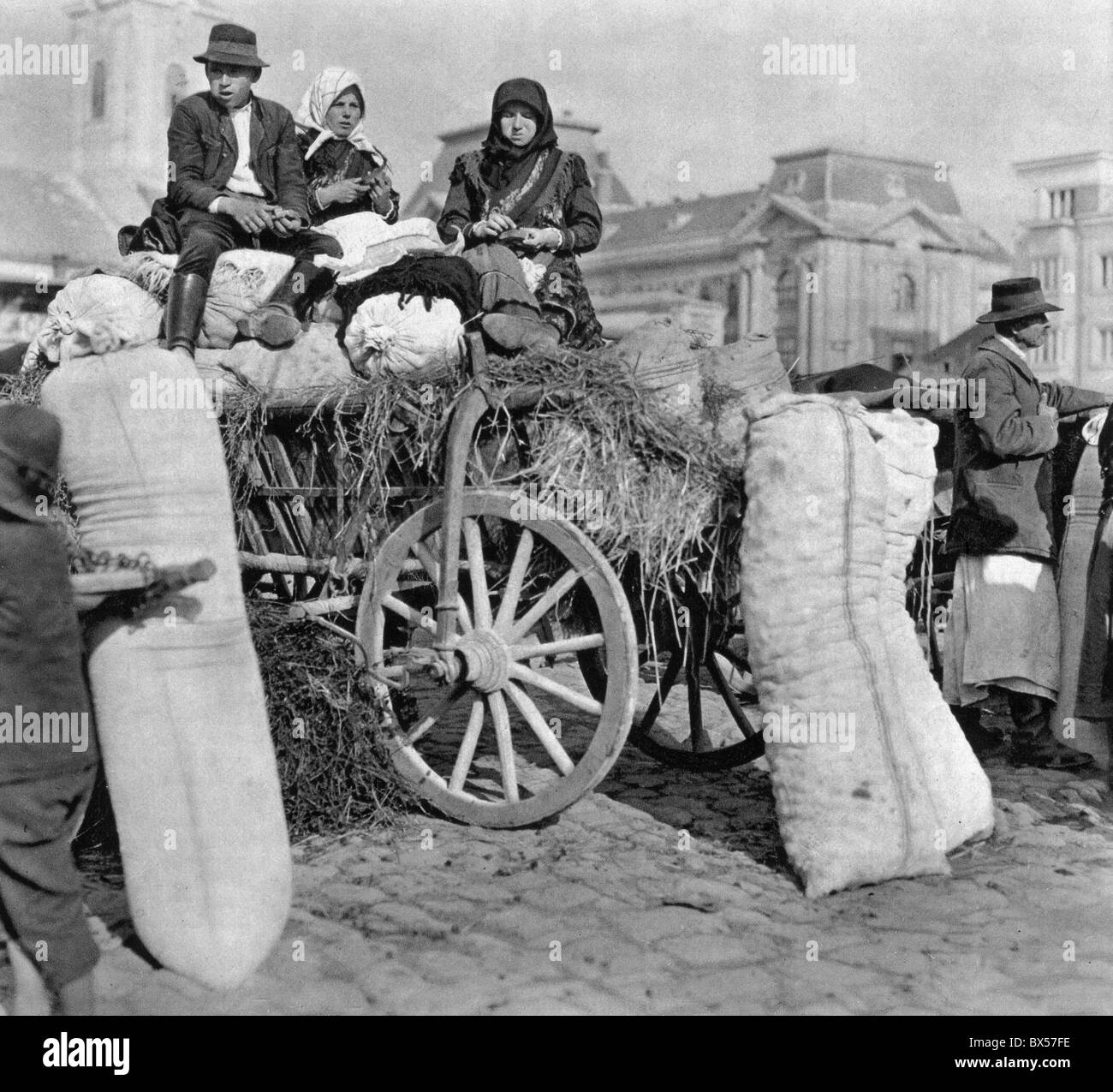Una vista del mercato in Berehov in Ruthenia dei Carpazi nel 1930. Foto Stock