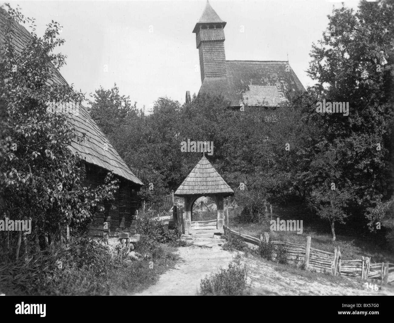 Una vista della chiesa in legno nel villaggio di Stredni Apsa in Ruthenia dei Carpazi nel 1930. Foto Stock