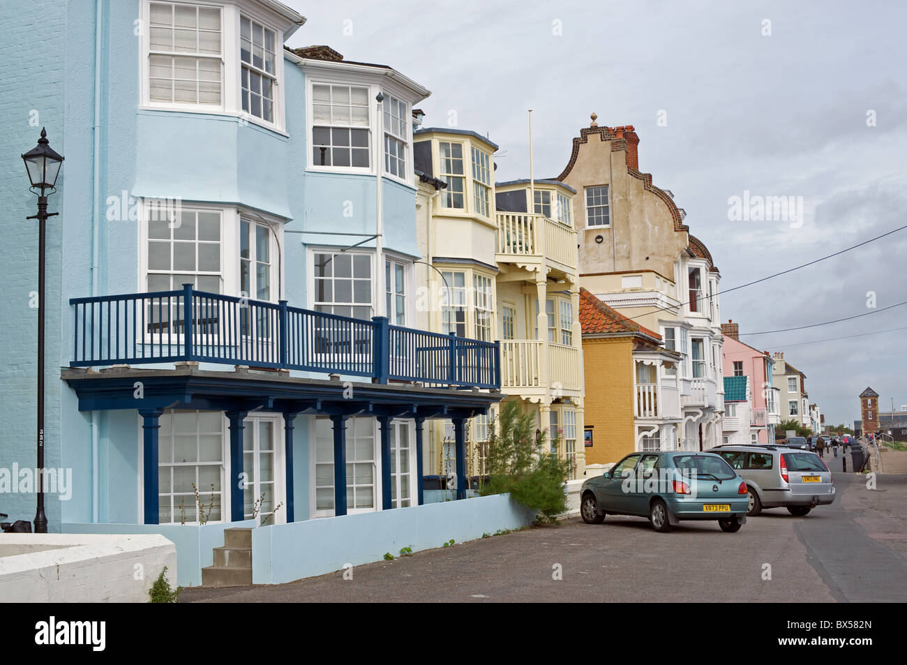 Le proprietà del lungomare, Aldeburgh, Suffolk, Inghilterra. Foto Stock