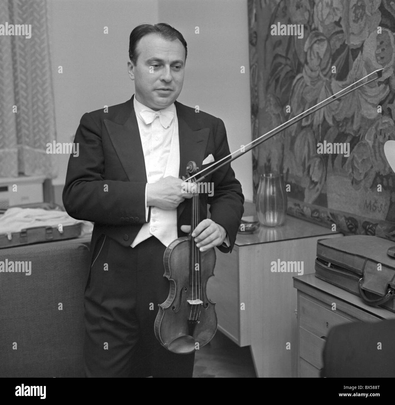 Polacco-nato messicano maestro di violino Henryk Szeryng presso la Primavera di Praga festival di musica nel maggio 1962. CTK foto/Jovan Dezort Foto Stock