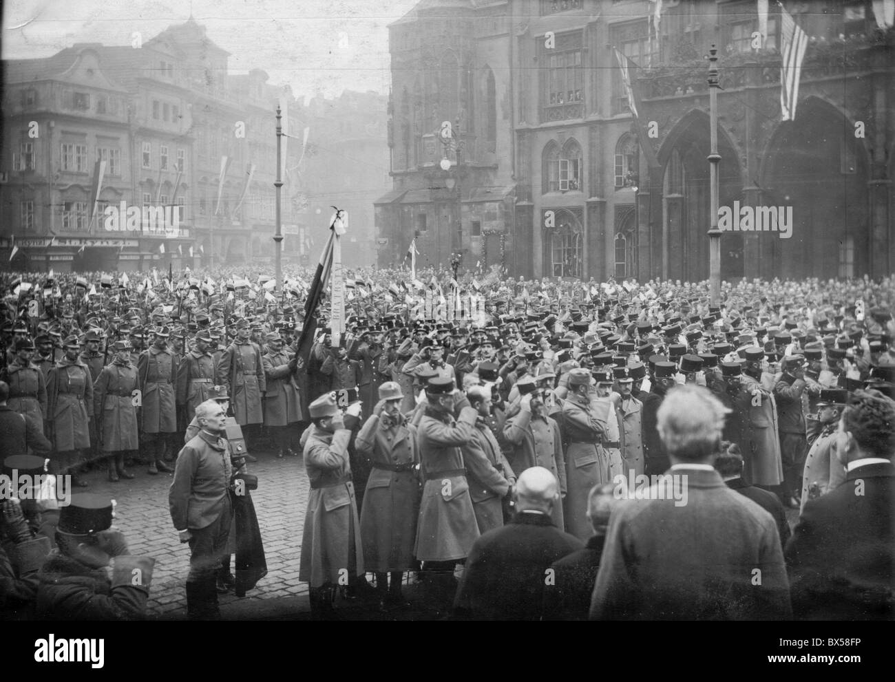 Giuro militare presso la Piazza della Città Vecchia di Praga, nov. 8, 1918 Foto Stock