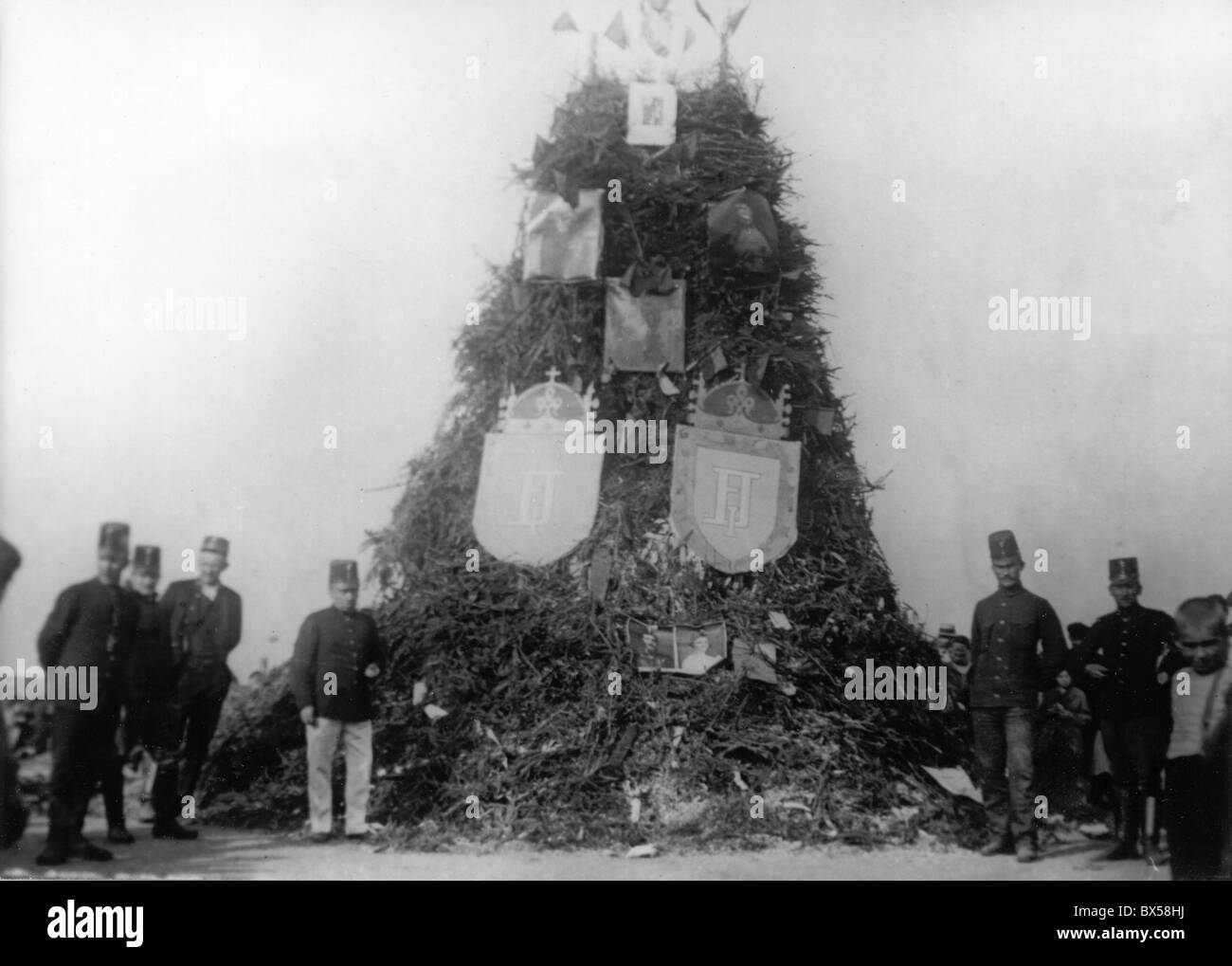 Simboli di impero austro-ungarico siano bruciate a Praga la Cecoslovacchia il 29 ottobre 1918 un giorno dopo la Cecoslovacchia Foto Stock