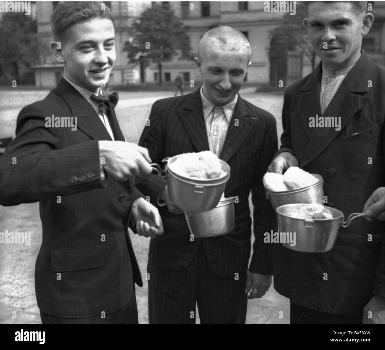 La Cecoslovacchia 1937, fotografie vintage di esercito di reclute ricevendo il pranzo. Foto Stock