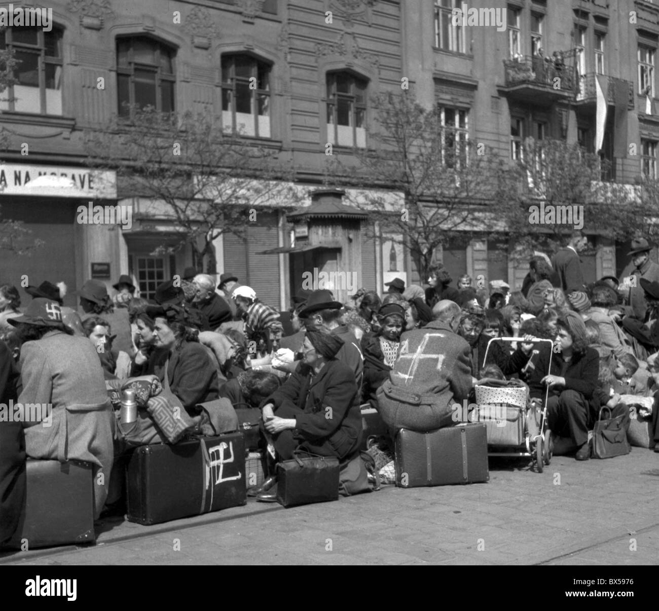 Maggio 1945, i cittadini tedeschi che vivevano a Praga per tutta la loro vita vengono rimpatriati forzatamente in Germania. Foto Stock