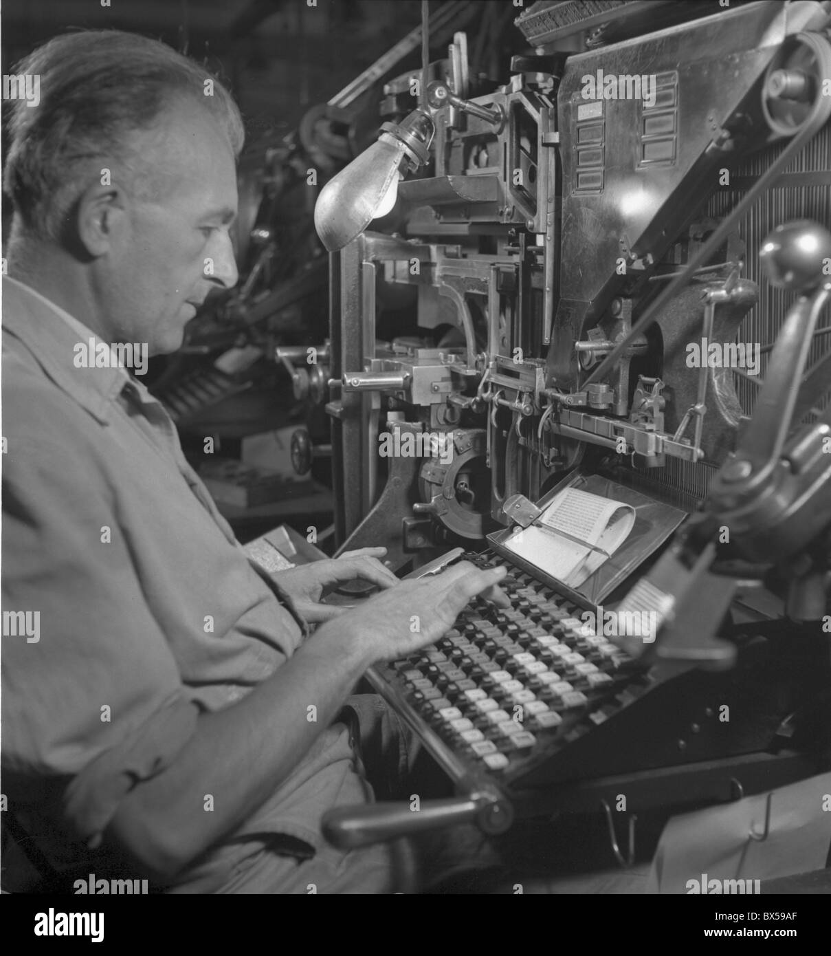 Praga 1946, la stampa di giornali in fabbrica. L'uomo typesets testo. CTK Vintage foto Foto Stock