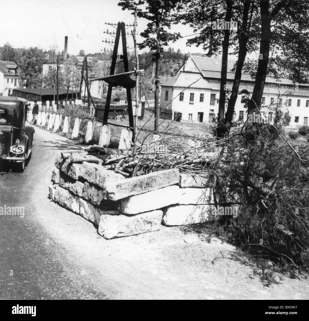 La Cecoslovacchia - Germania Confine, 1938, parzialmente agevolato bloccato il piano stradale. Foto Stock