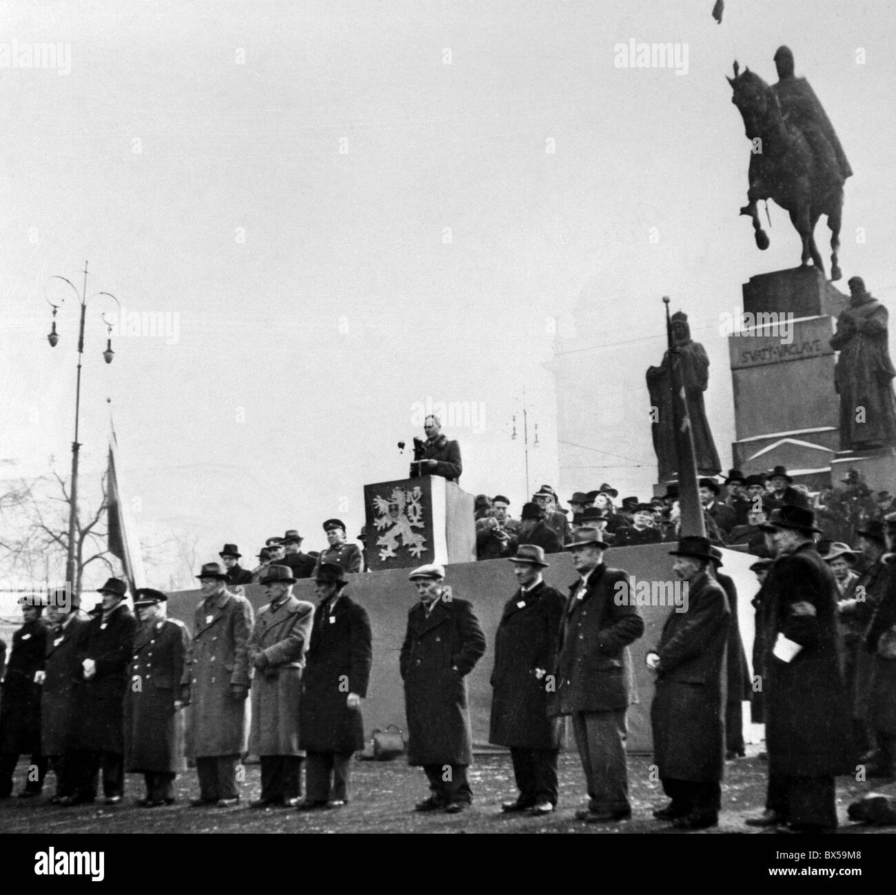 Praga, febbraio 1948, folla entusiasta, felice, cecoslovacco di bandiera nazionale, San Wenceslav Foto Stock