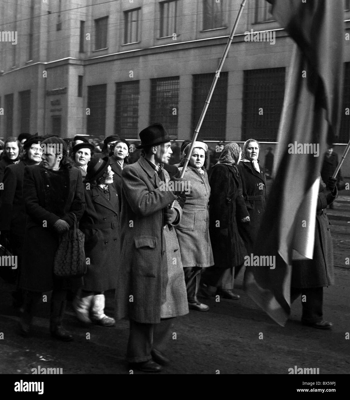 Praga, febbraio 1948, folla entusiasta, felice, cecoslovacco di bandiera nazionale Foto Stock