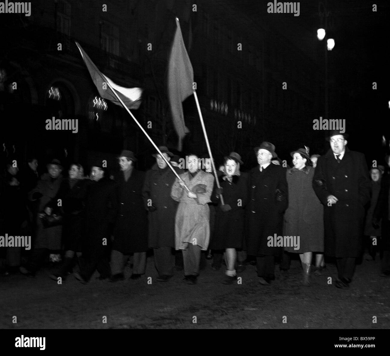 Praga, febbraio 1948, manifestazione comunista, bandiera sovietica Foto Stock