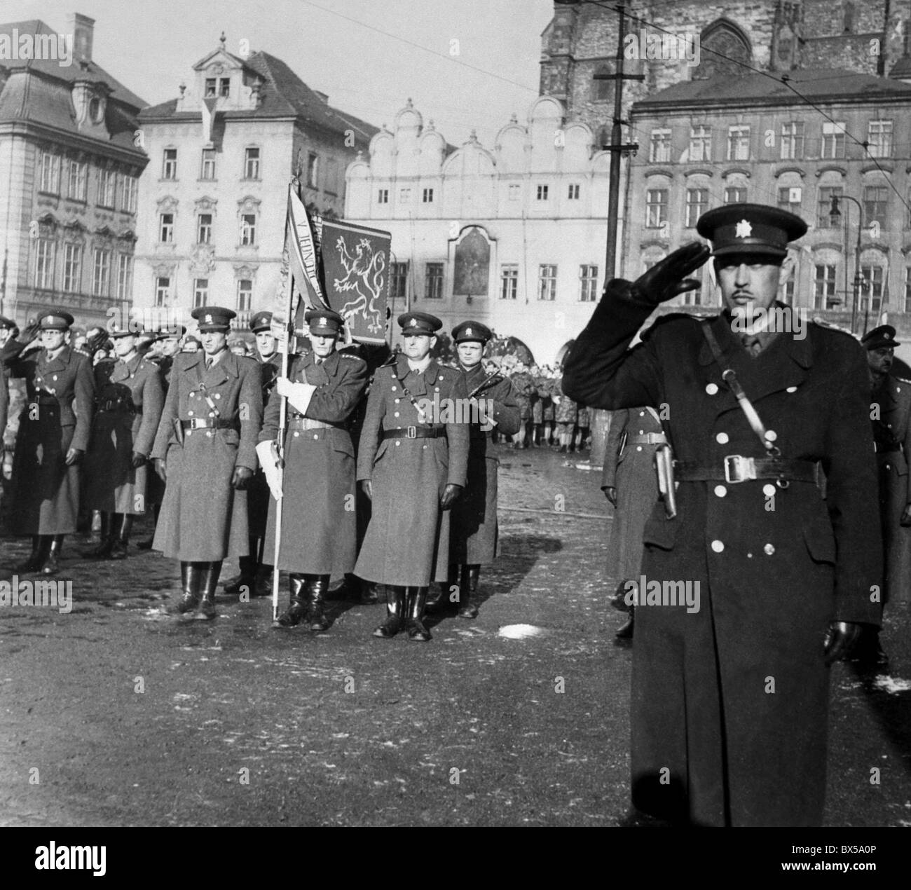 La polizia comunista con la gente ha milizia, Piazza della Città Vecchia, Febbraio 1948 Foto Stock