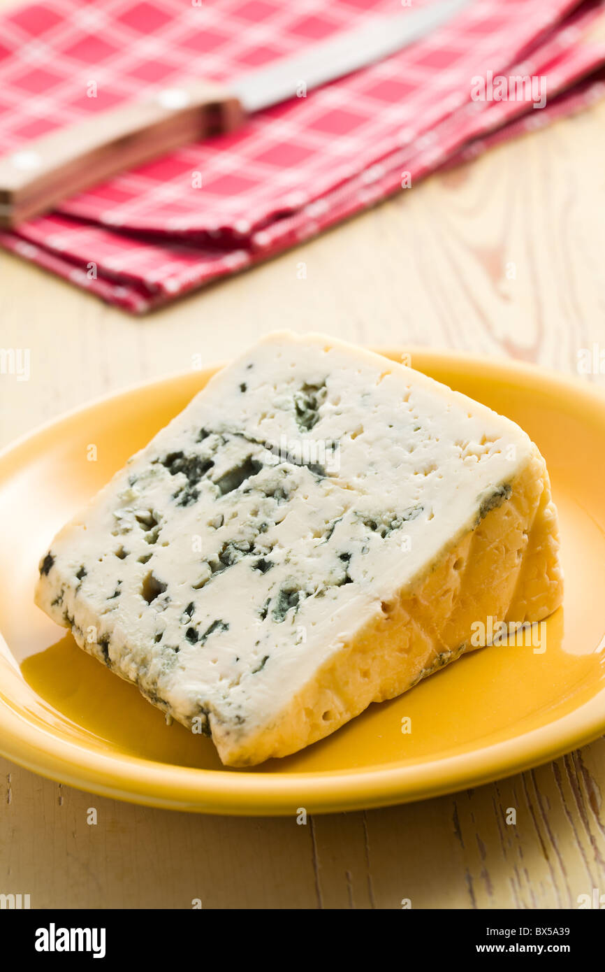 Gustoso formaggio blu sulla piastra Foto Stock
