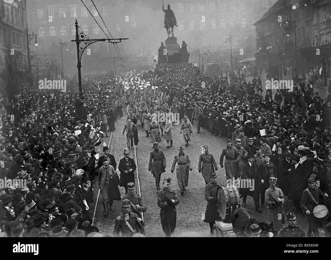 Arrivo della legione cecoslovacca a Praga, 24 gennaio - 26 1919, la statua di San Wenceslav in background. Foto Stock