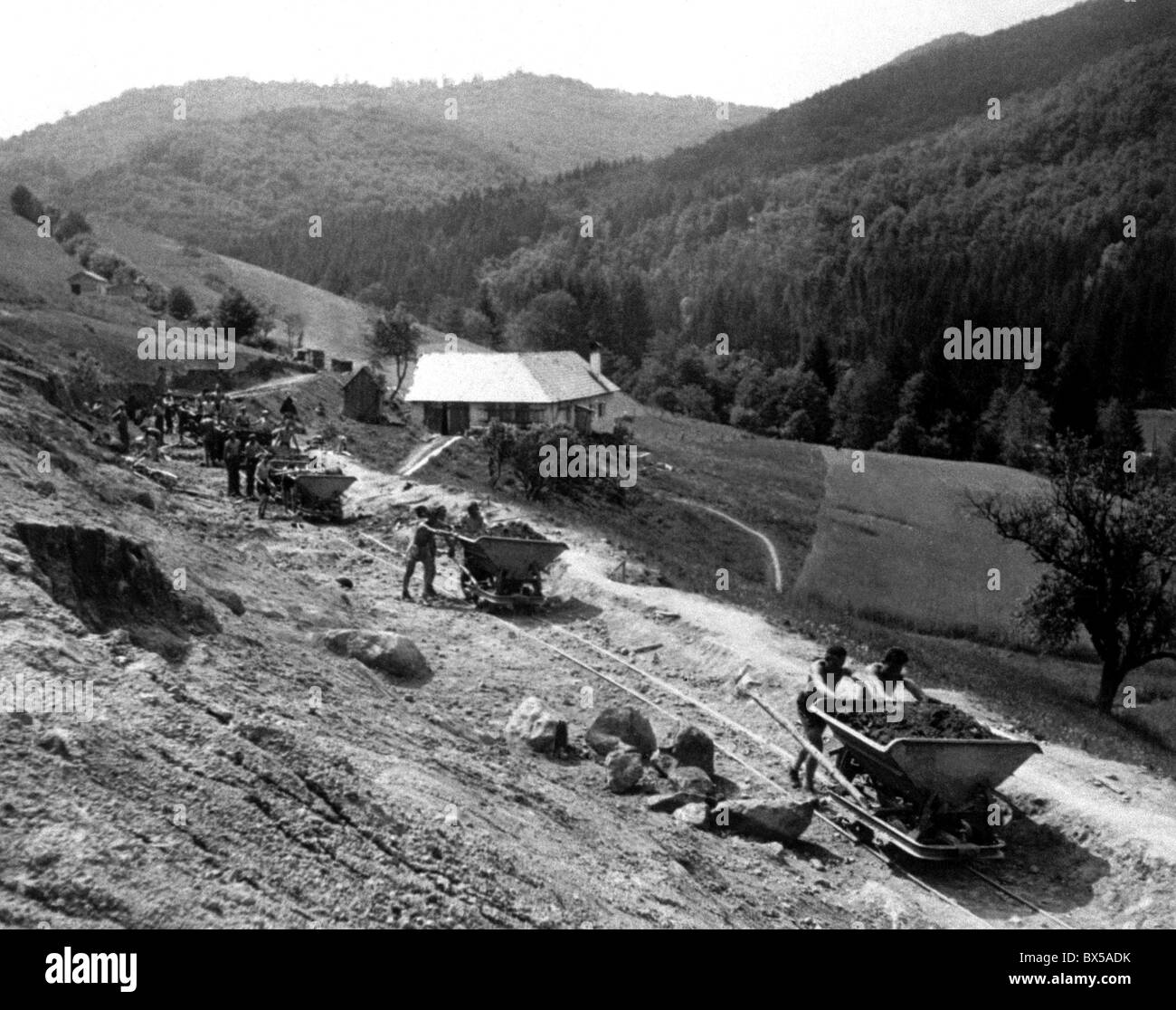 La Cecoslovacchia - 1948. Unione slovacca dei Giovani organizzato yound i lavoratori a costruire helb via treno. CTK Vintage foto Foto Stock