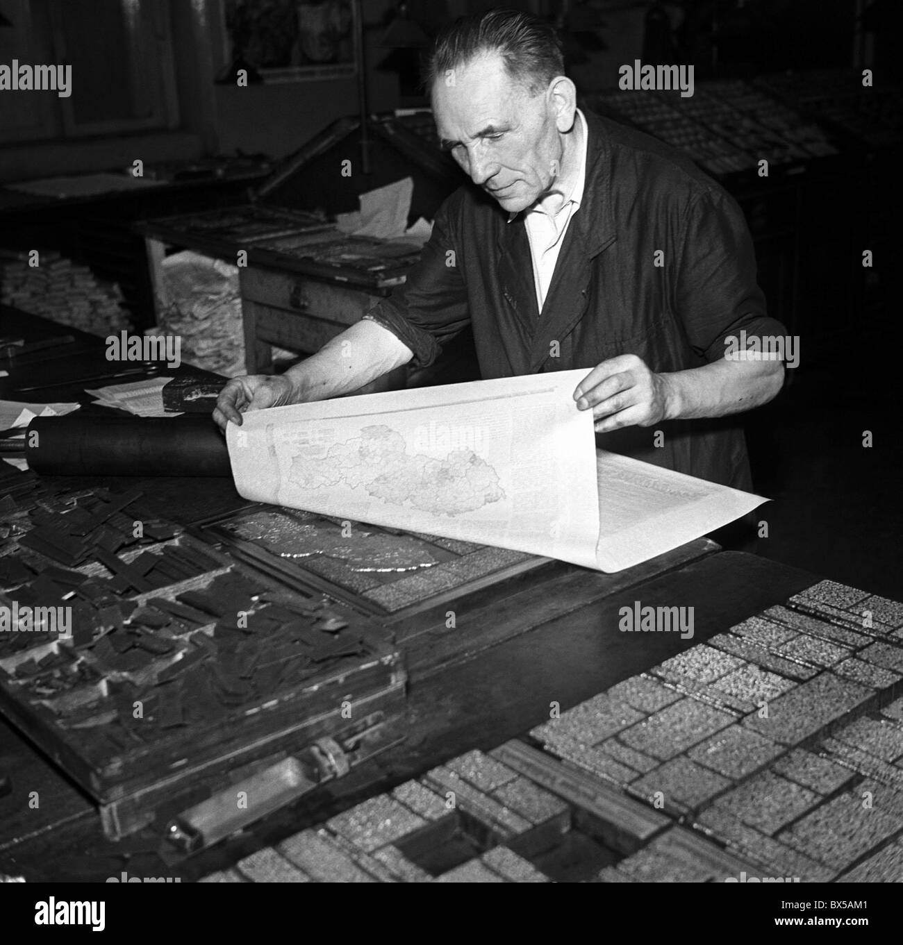 La Cecoslovacchia - PRAGA 1950. Macchina da stampa è impostato su stampa 'Zemedelske Noviny' o Agriculural quotidianamente. Questa serie di Foto Stock