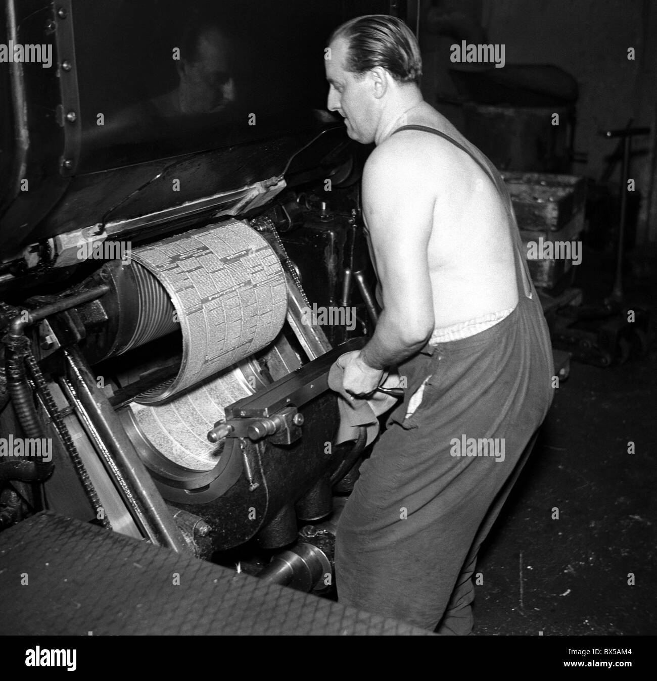 La Cecoslovacchia - PRAGA 1950. Macchina da stampa è impostato su stampa 'Zemedelske Noviny' o Agriculural quotidianamente. Questa serie di Foto Stock