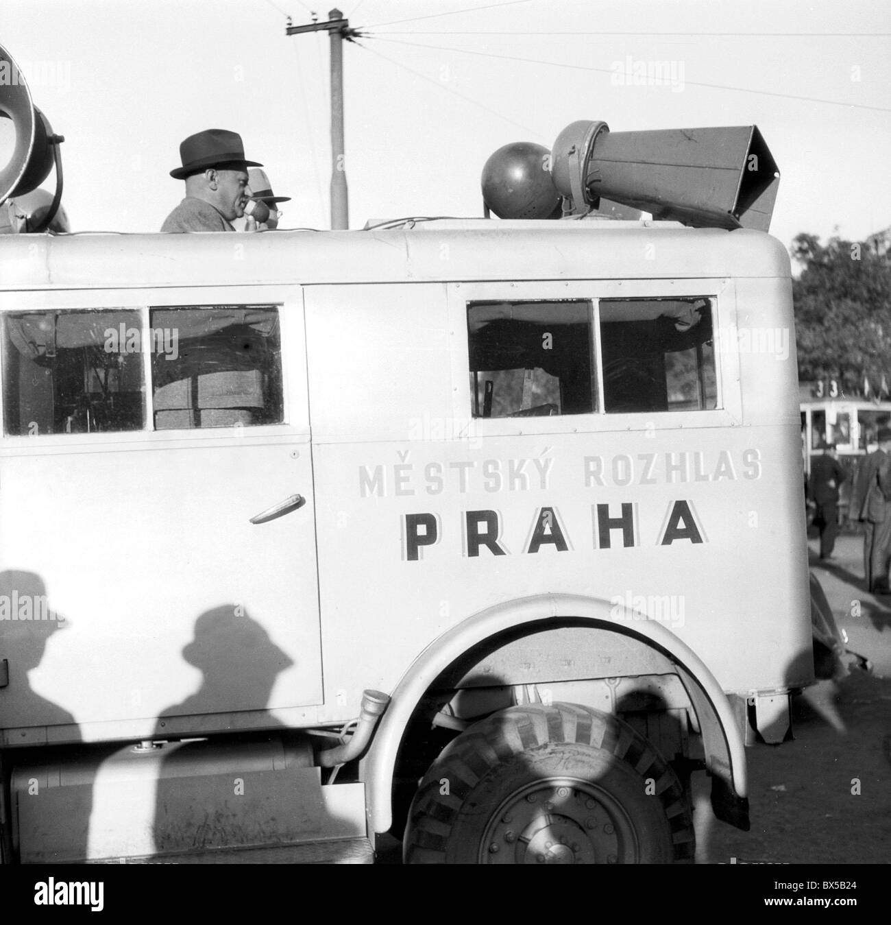 Praga 1946, radio mobili annunciatore parla nel microfono sulla parte superiore della città Radio veicolo. CTK Vintage foto Foto Stock