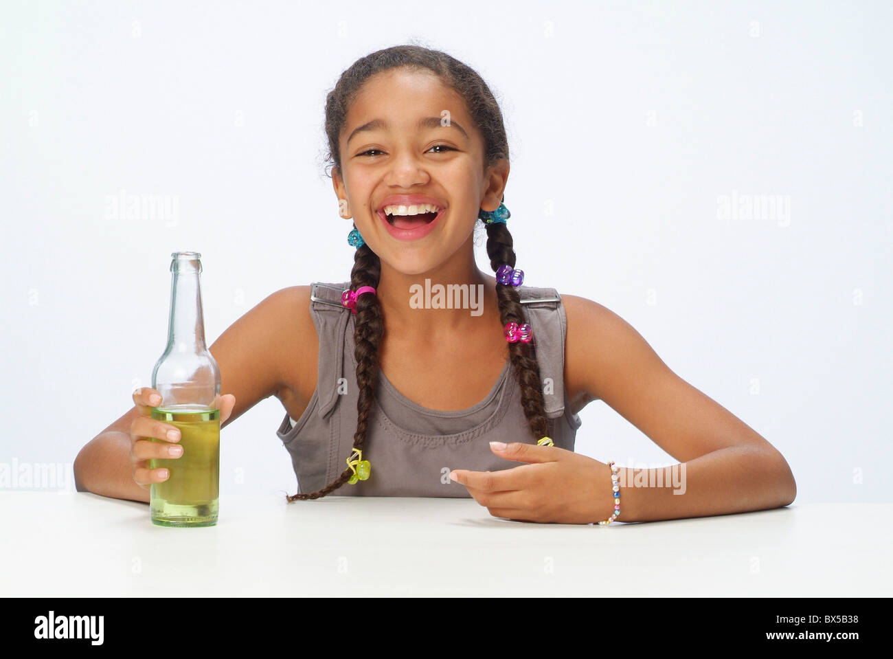 Ritratto di una ragazza con un drink Foto Stock