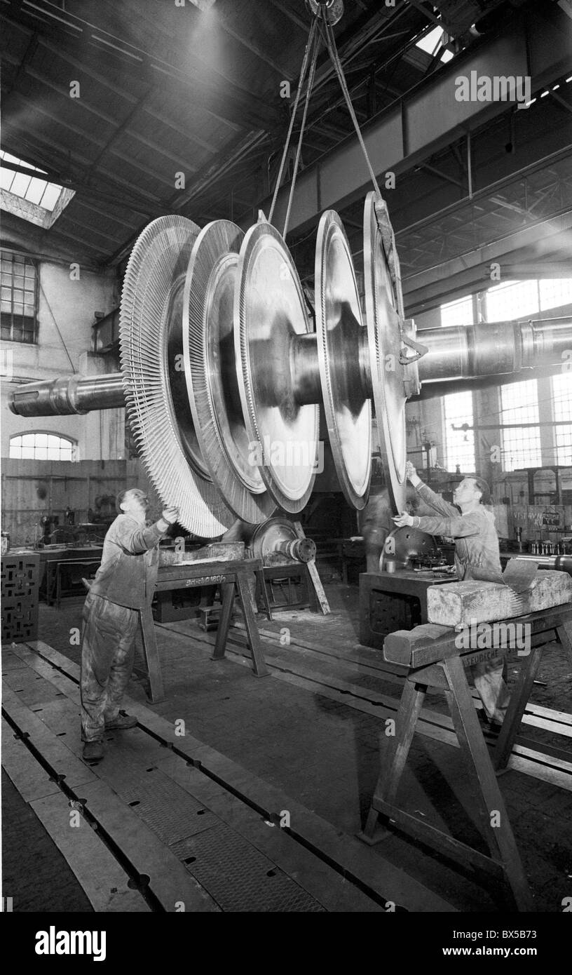 Rotore gigante di 50 magawatts turbina a vapore viene realizzata in impianto a Pilsen, Cecoslovacchia 1959. (CTK Foto Karel Mevald) Foto Stock