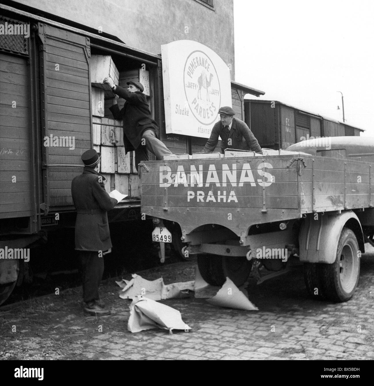 Praga, primo arrivo di arance fresche e banans dopo la seconda guerra mondiale. CTK Vintage foto Foto Stock