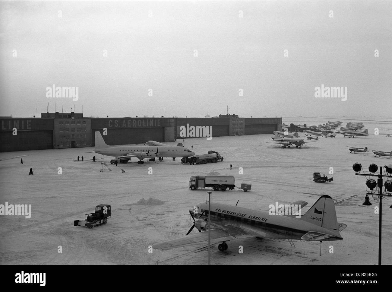 L'aeroporto Ruzyne, neve invernale, asfalto, Edgard P. Hooley Foto Stock