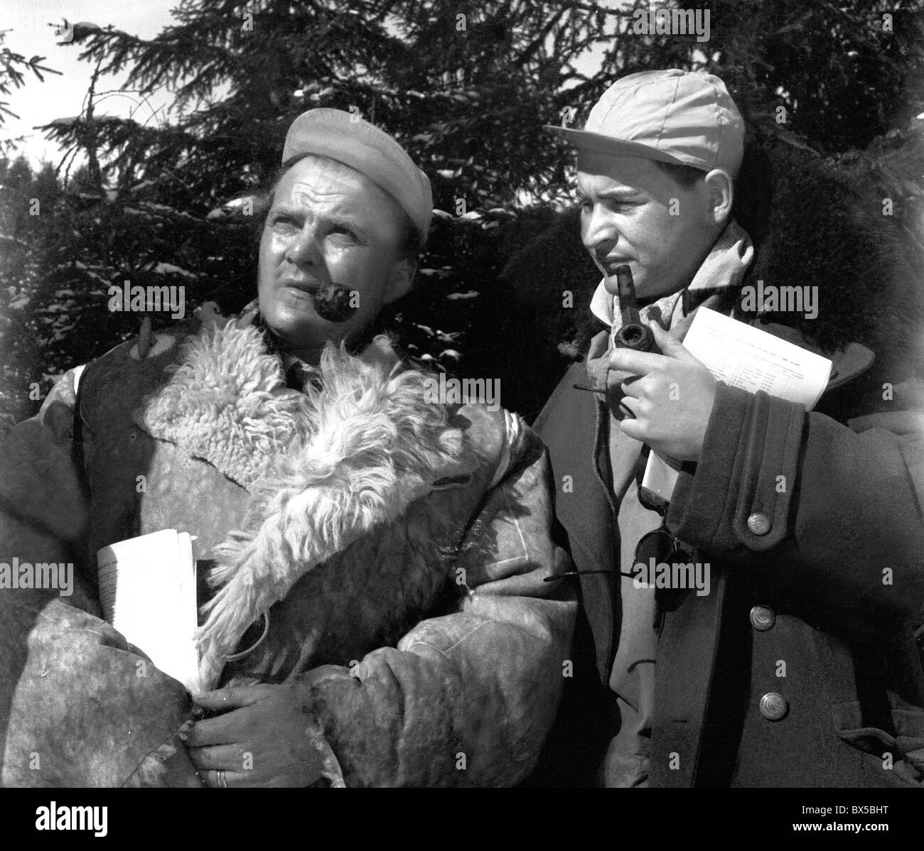 La Cecoslovacchia, Spindleruv Mlyn 1947. Uomini vestiti per climi freddi tubazione di godere di fumatori. CTK Vintage foto Foto Stock