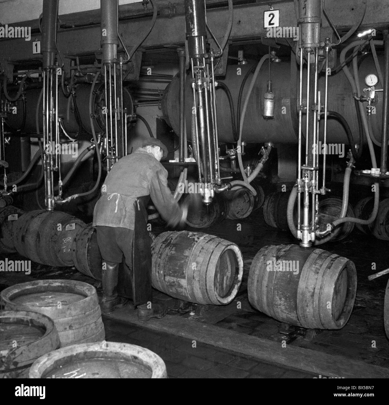 La Cecoslovacchia 1947. Fresca di produzione birra viene messo in botti di legno alla birreria Staropramen a Praga nel 1947. CTK foto Foto Stock
