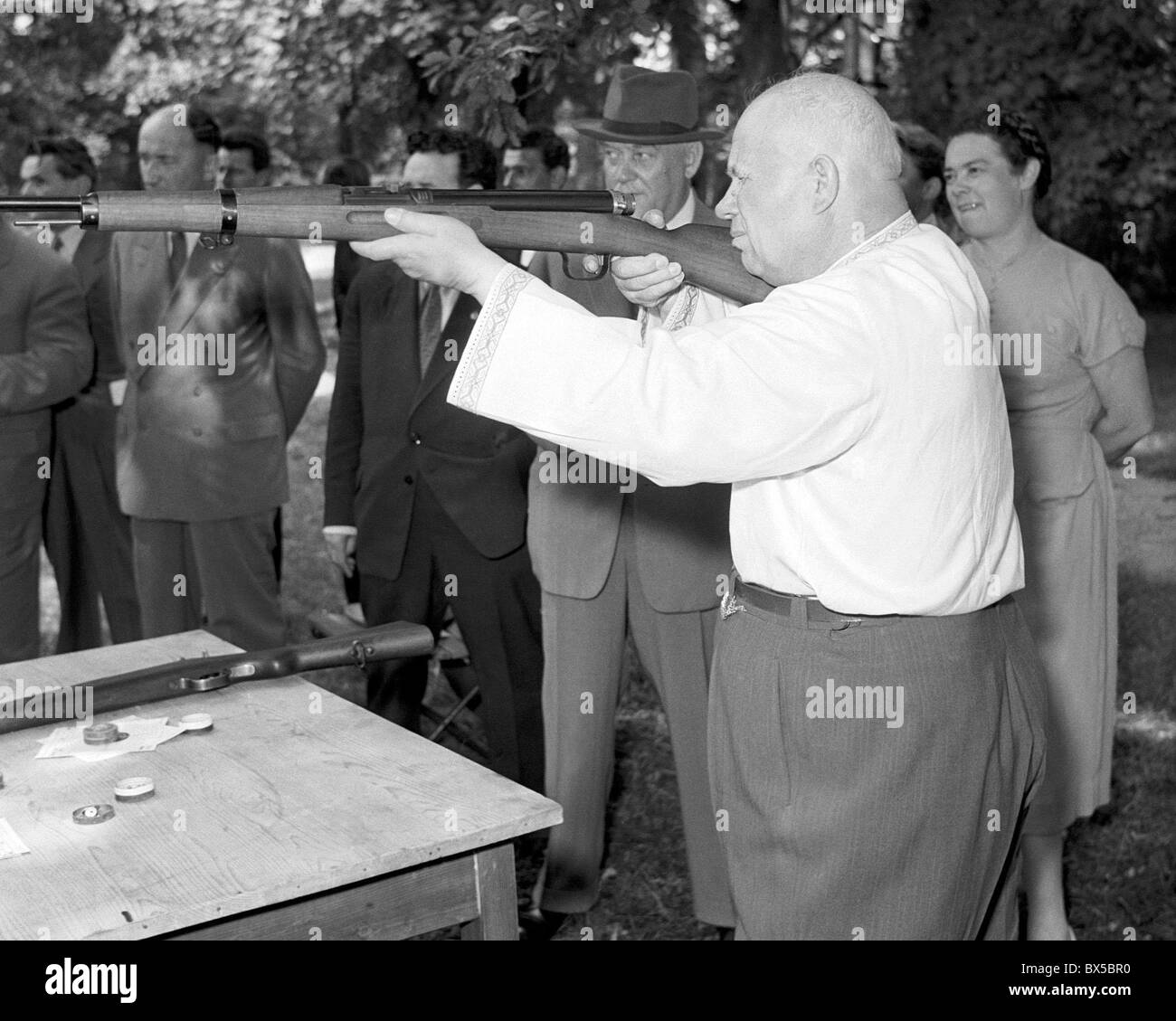 Nikita Khrushchev, air rifle, maglietta, tiro Foto Stock