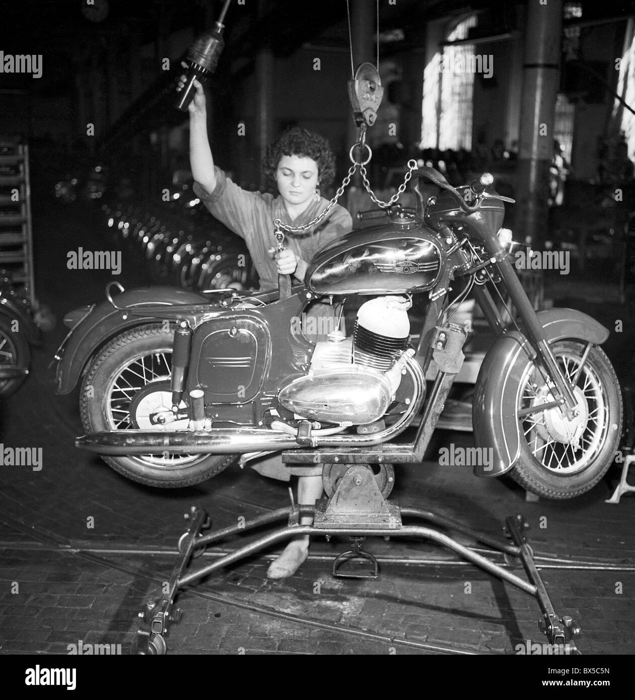Femmina operaio di fabbrica funziona sul motociclo a JAWA impianto. Brodce, Cecoslovacchia, (CTK foto / Zdenek Havelka) Foto Stock