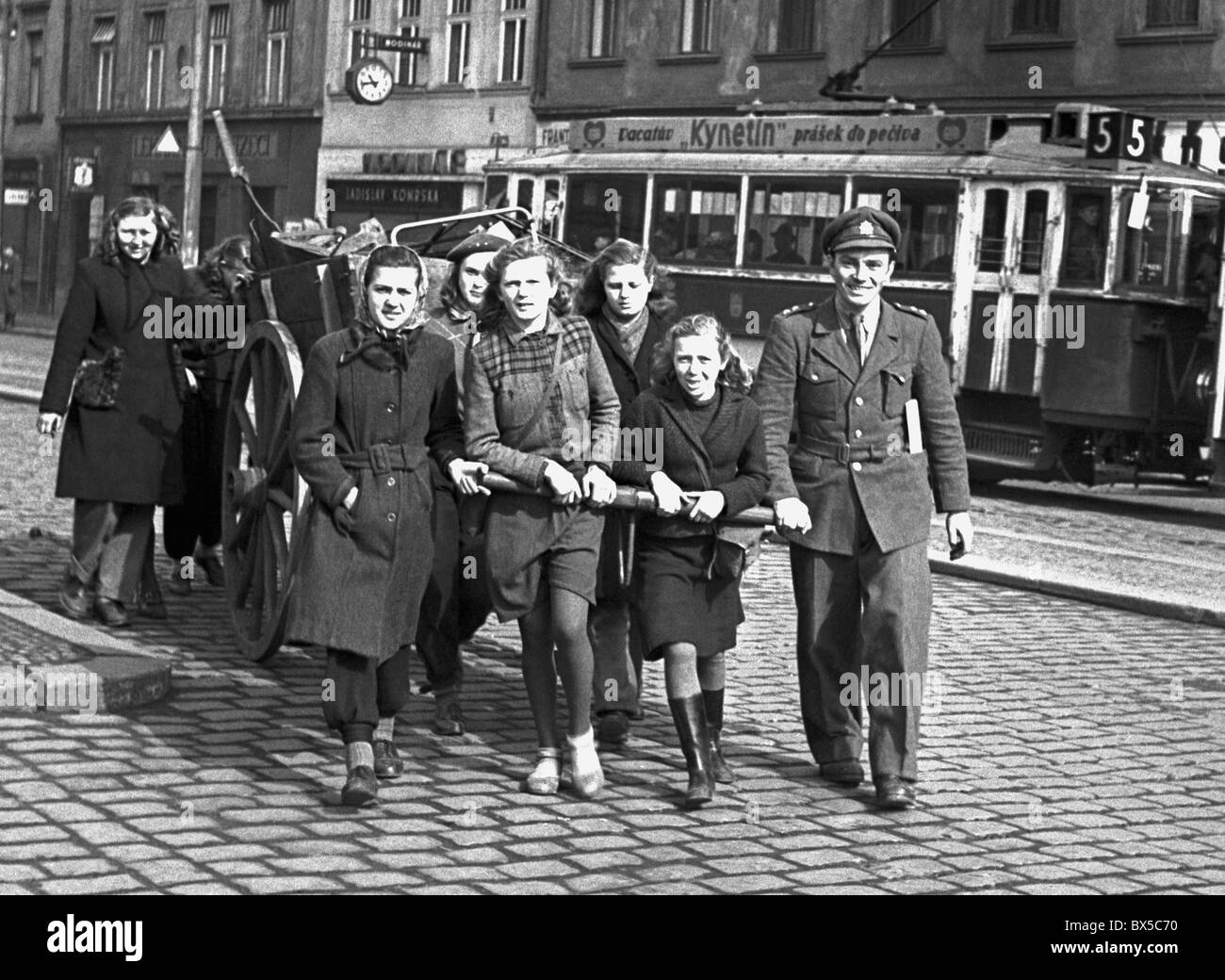 La Cecoslovacchia - PRAGA 1948. I bambini della scuola di partecipare al riciclaggio di rifiuti. Giornate come questa erano popolari tra gli studenti Foto Stock