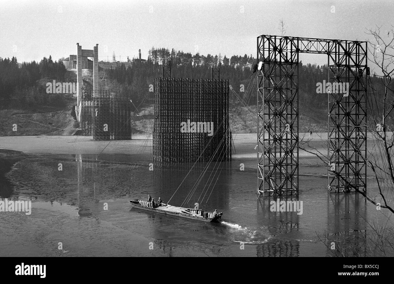 Giant Zdakov ponte sopra la diga Orlik lago sulla Moldava in costruzione, marzo 1961. CTK foto/Bedrich Krejci Foto Stock