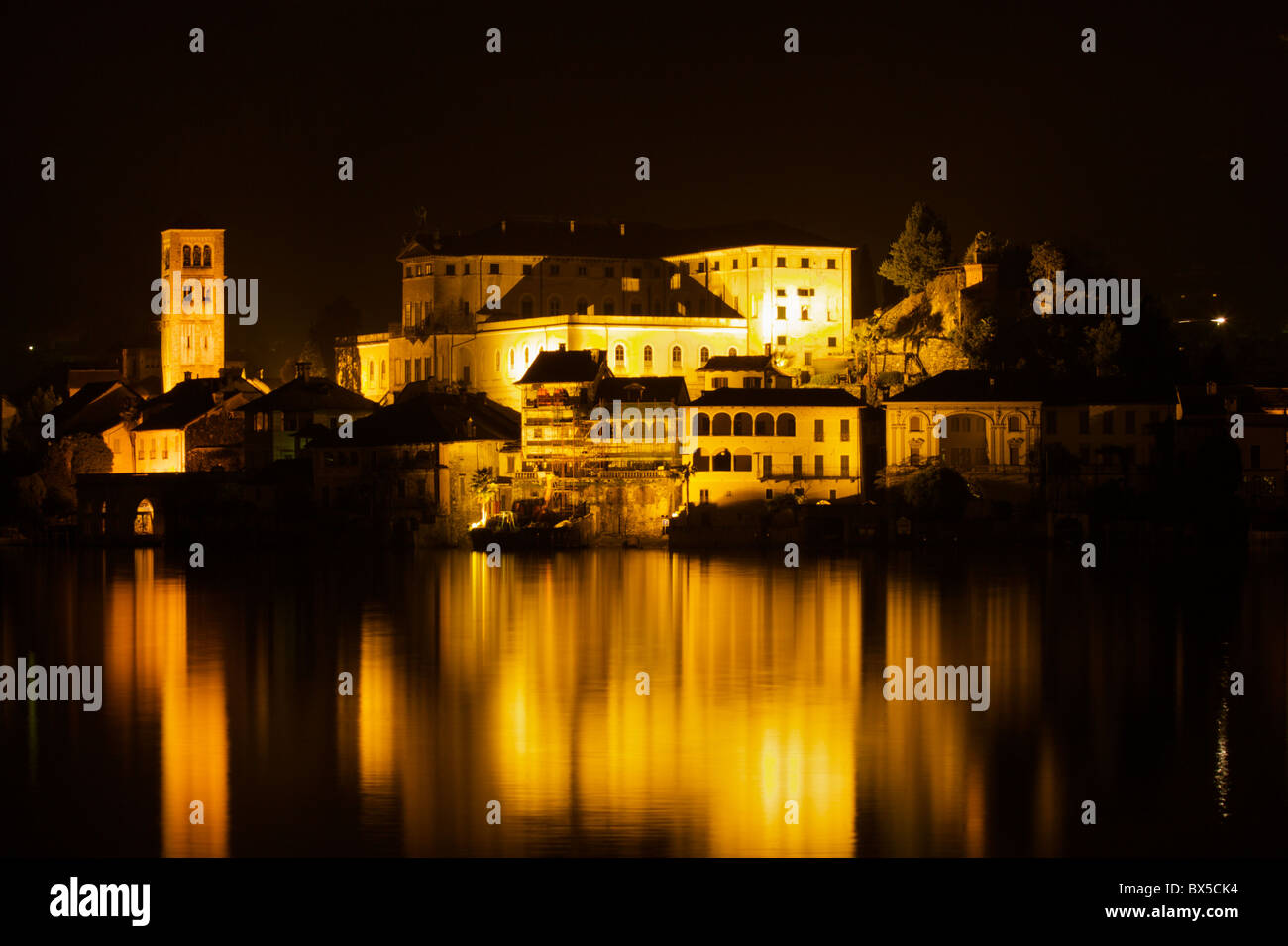 Vista notturna dell'Isola di San Giulio in mezzo al lago d'Orta presi da Orta San Giulio, Piemonte, Italia Foto Stock