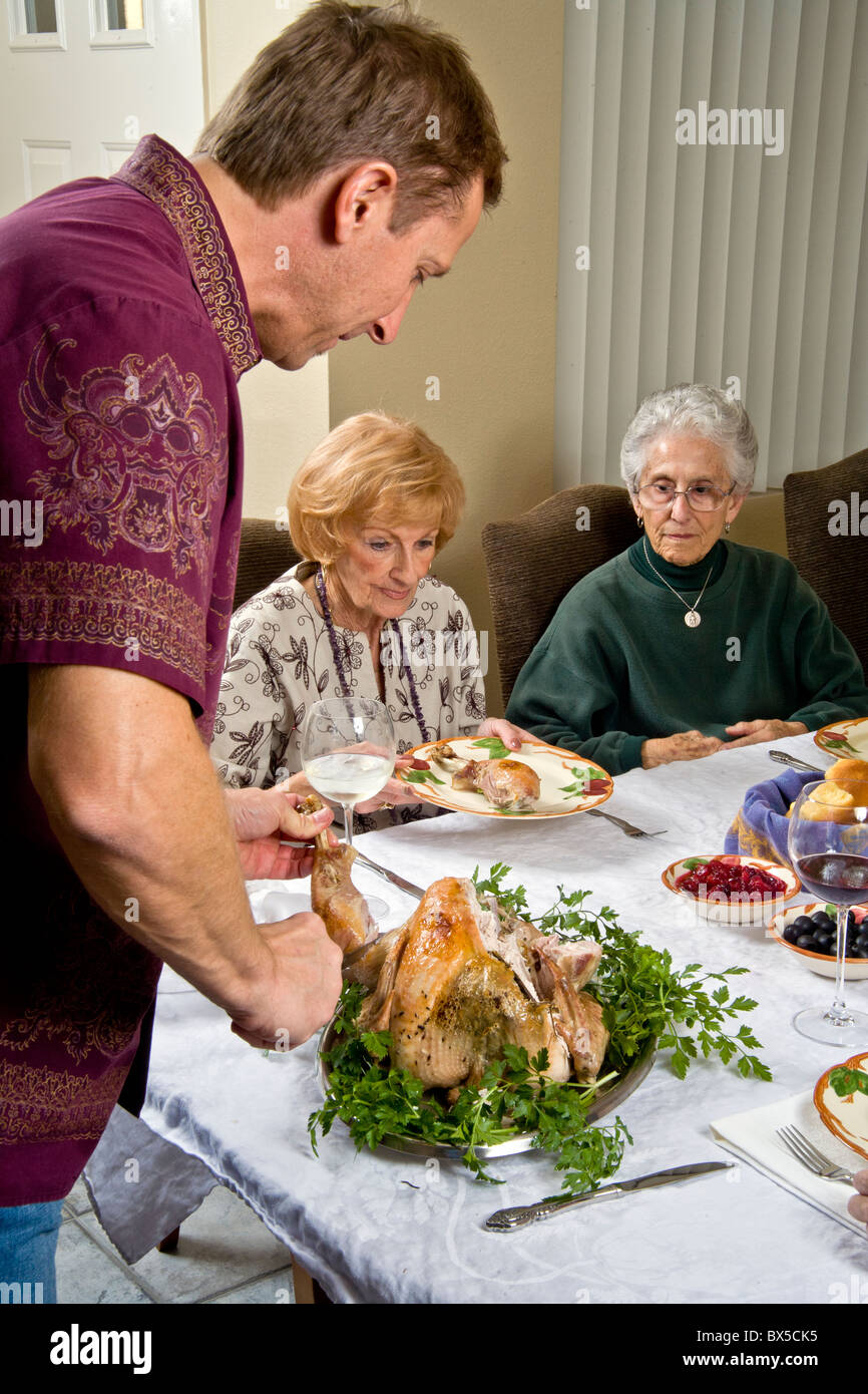 Una famiglia si riunisce per un tradizionale tacchino del Ringraziamento a cena nella California Meridionale. Foto Stock