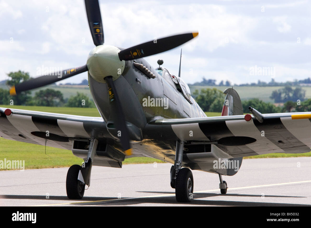 Il Supermarine Spitfire LF Mk.IXE rullaggio in dopo la visualizzazione a Duxford Flying Legends Airshow di Foto Stock