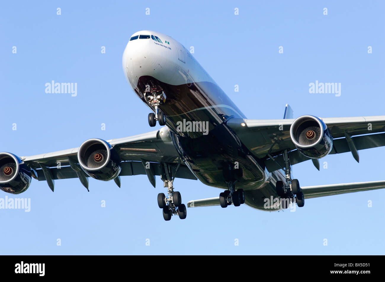 Airbus A340 azionato da Arik aria sull approccio finale per l'atterraggio all'Aeroporto di Londra Heathrow Foto Stock