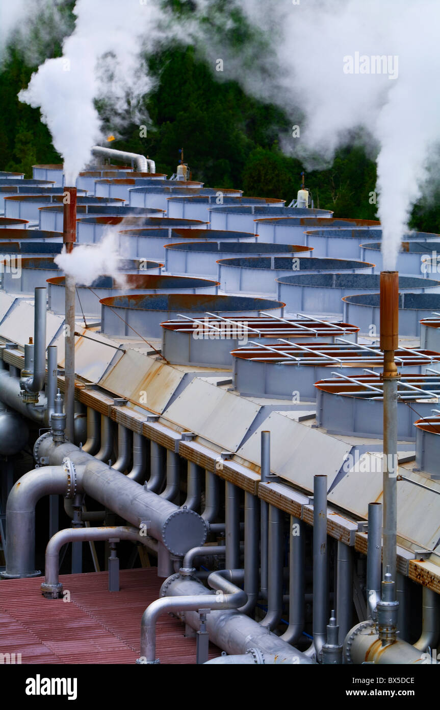 Installazione di centrali geotermiche nelle Azzorre, in Portogallo, con tubi a vapore industriali e infrastrutture utilizzate per la produzione di energia rinnovabile Foto Stock