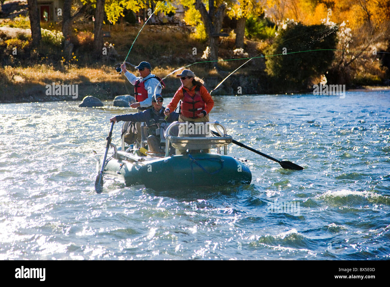 Coppia sposata e guida professionale di Pesca a Mosca Report di Pesca da una barca sul fiume Arkansas, vicino Salida, Colorado, STATI UNITI D'AMERICA Foto Stock