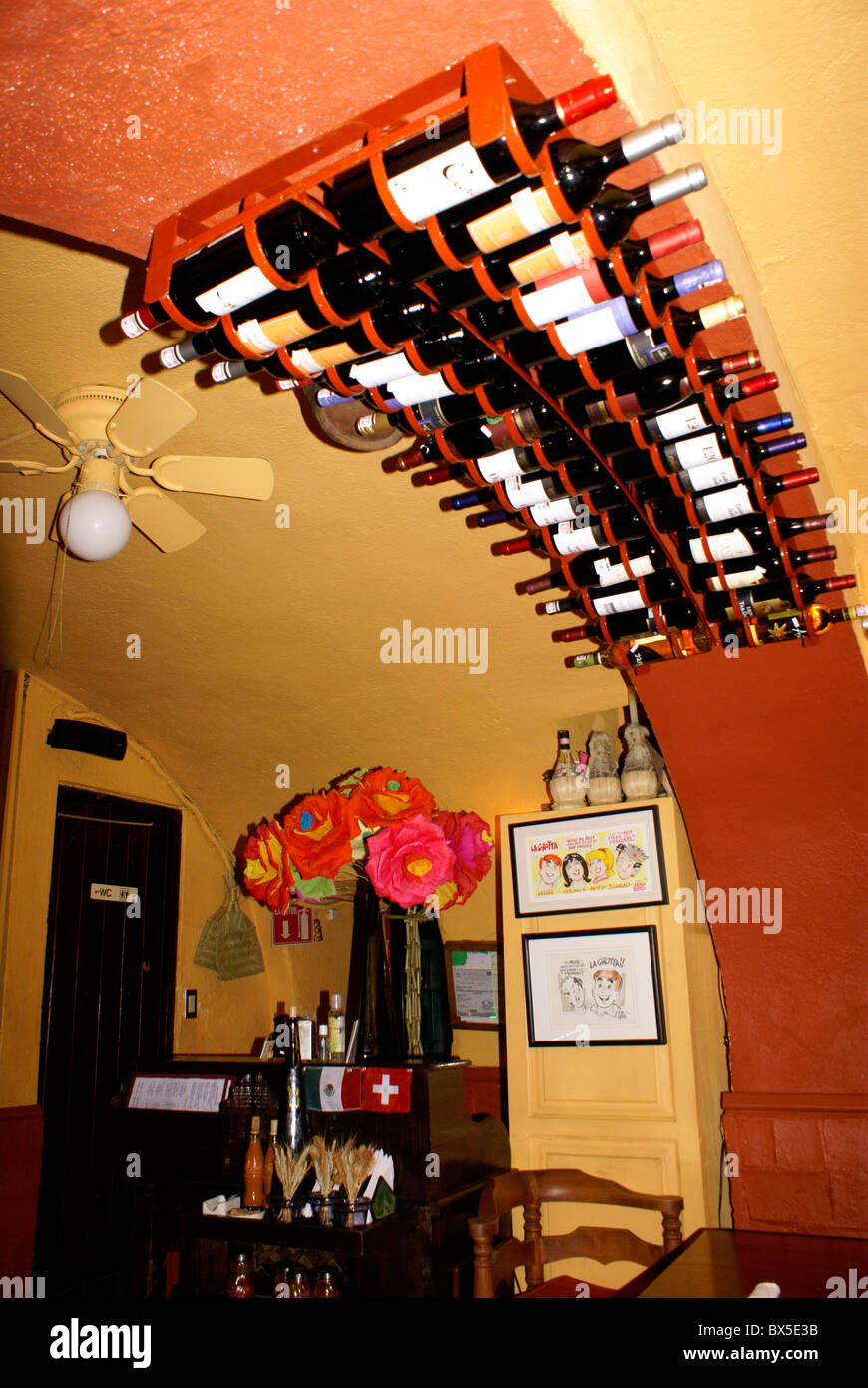Portabottiglie di vino in un ristorante a San Miguel De Allende, Messico. San  Miguel De Allende, Guanajuato, Messico Foto stock - Alamy