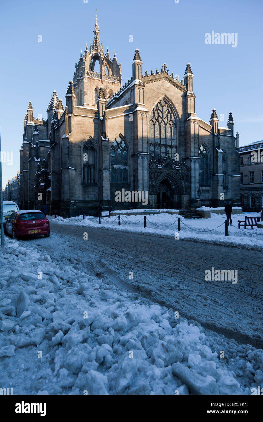 La Cattedrale di St Giles Royal Mile High Street Edinburgh dopo la neve pesante nel 2010 Foto Stock